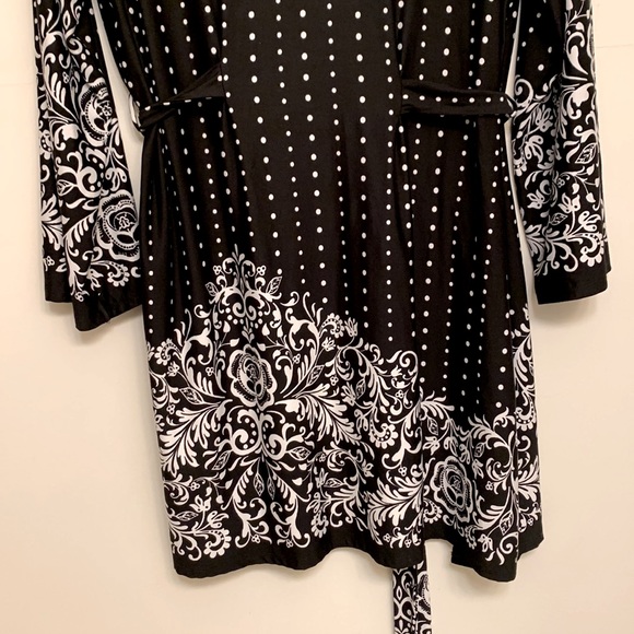 Black and White Robe - Picture 9 of 10